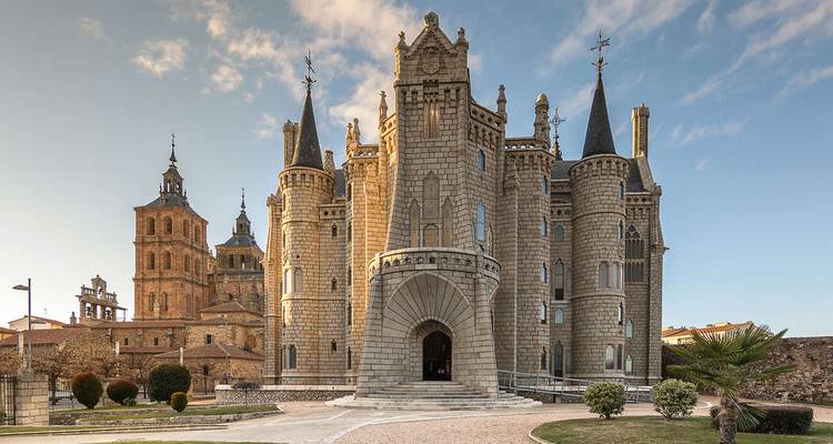Palais épiscopal d'Astorga avec l'église en arrière-plan.