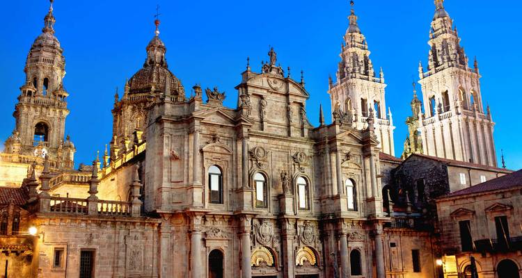 La Cathédrale de Santiago de Compostela sous l'éclairage du soir.