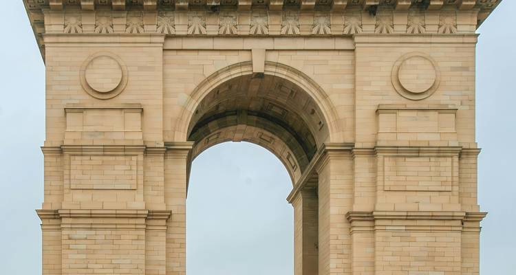 India Gate onder een bewolkte hemel, New Delhi.