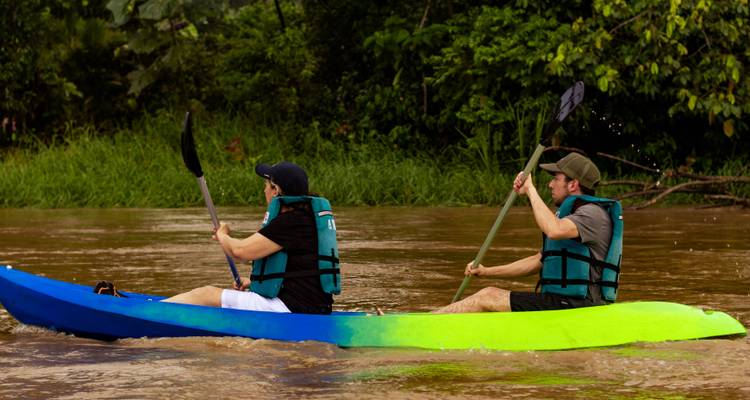 Deux personnes faisant du kayak dans une rivière