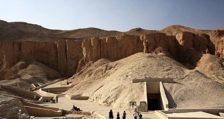 Des visiteurs explorant la Vallée des Rois avec des collines rocheuses.