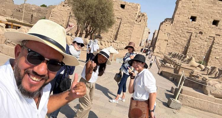 Touristes devant les ruines d'un ancien temple égyptien.