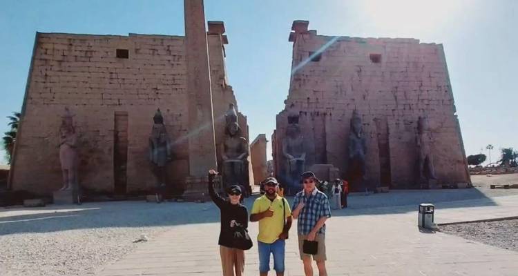 Petit groupe devant le temple de Louxor avec obélisque.