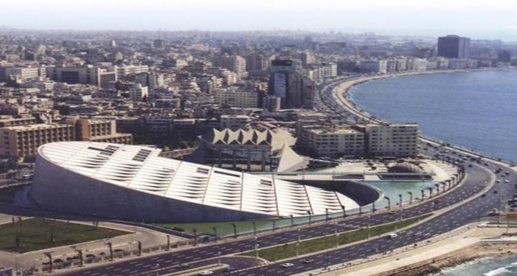 Vue aérienne de la Bibliotheca Alexandrina à Alexandrie avec le littoral méditerranéen.