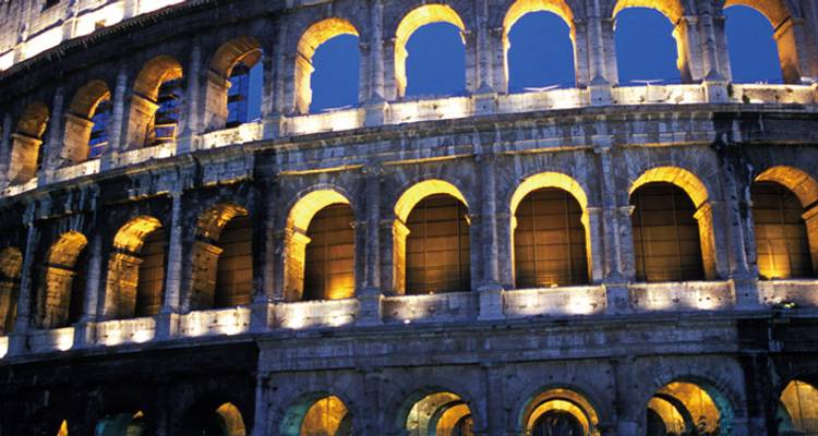 Le Colisée de Rome illuminé la nuit.