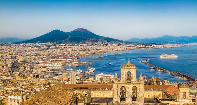 Vue de Naples, Italie, avec le mont Vésuve en arrière-plan.