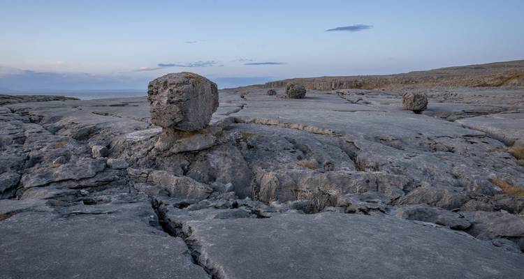 Paysage rocheux du Burren avec des pierres en équilibre.