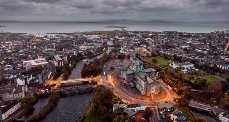 Vue aérienne de la ville de Galway avec une cathédrale proéminente.
