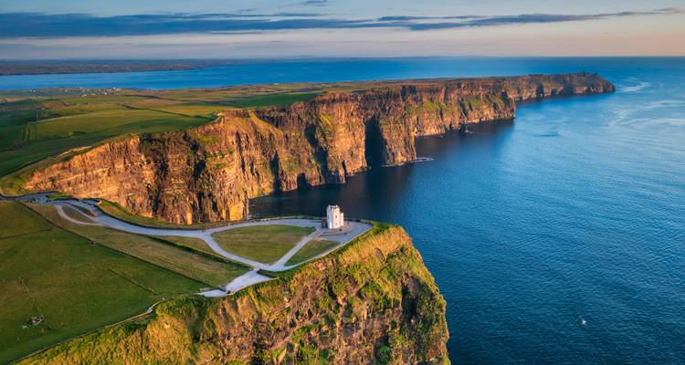 Vue aérienne des falaises de Moher avec l'océan.
