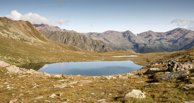 Berglandschaft mit einem See und klarem Himmel.