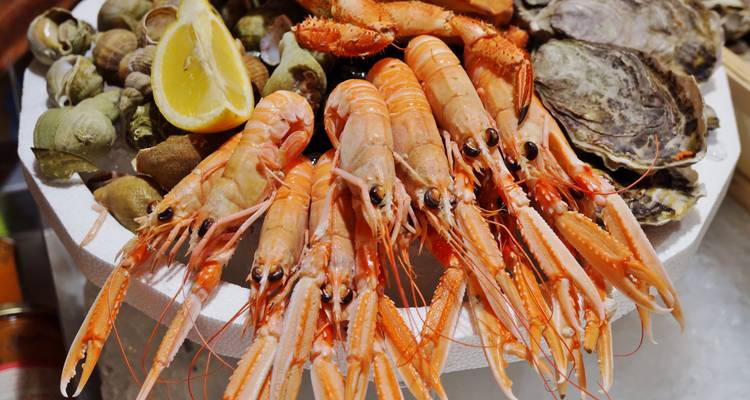 Plateau de fruits de mer avec crustacés et citron.