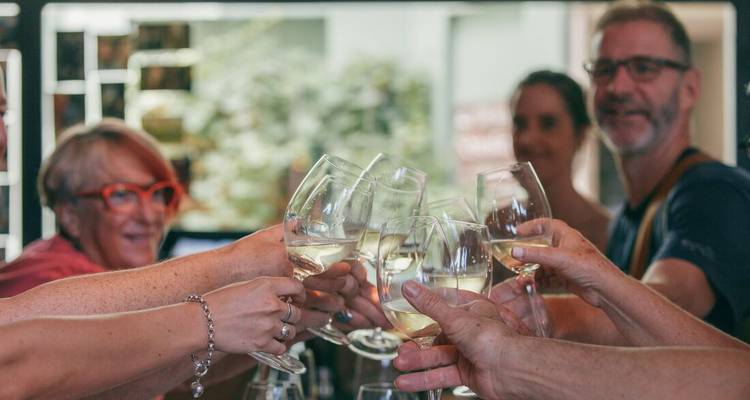 Trinquer avec plusieurs verres de vin blanc.