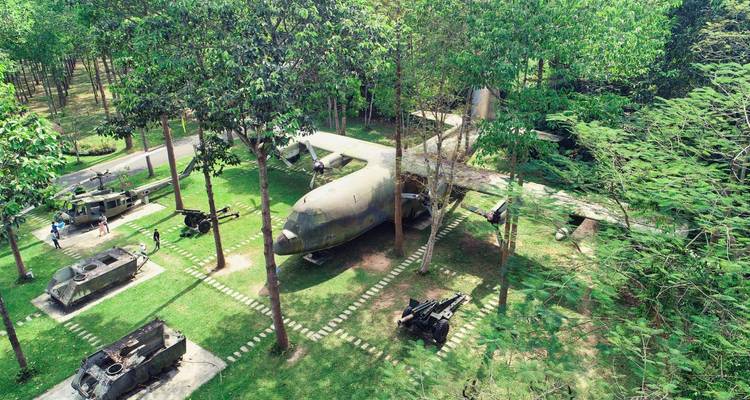 Vue aérienne d'un environnement forestier avec des avions militaires.