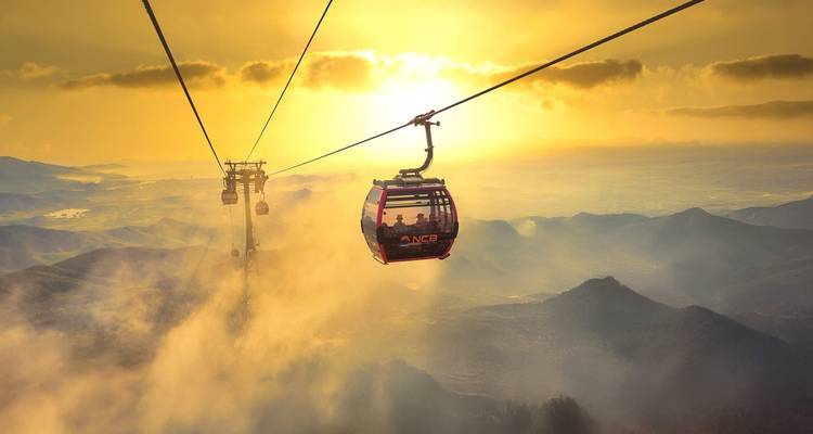 Téléphérique dans une région montagneuse pittoresque au coucher du soleil.