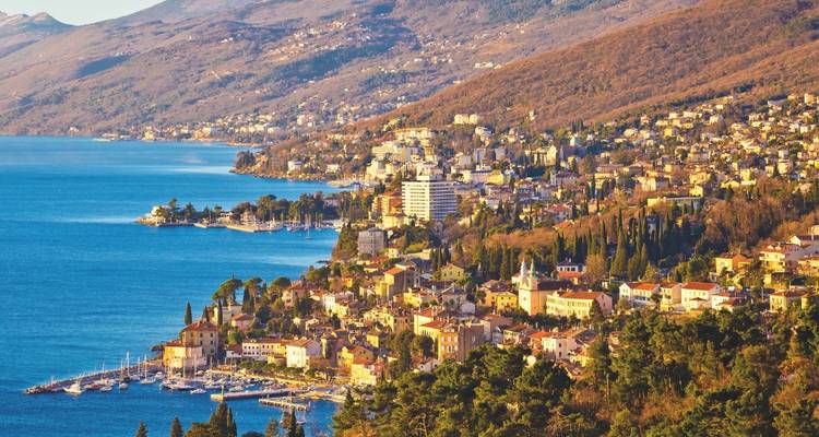 Ville côtière panoramique regroupée sur des collines en terrasses le long du littoral adriatique