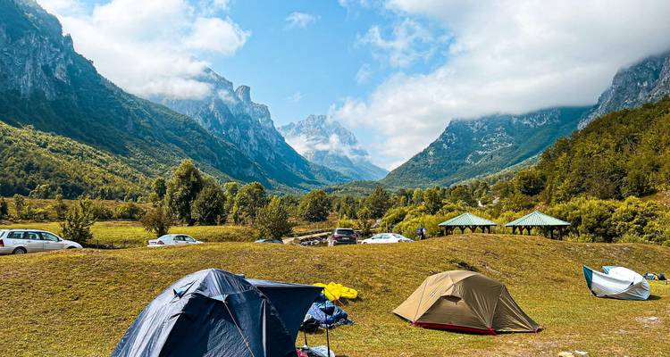 Site de camping dans une vallée entourée de montagnes.
