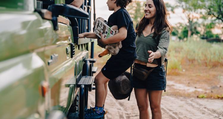 Des touristes montant dans un véhicule de safari.
