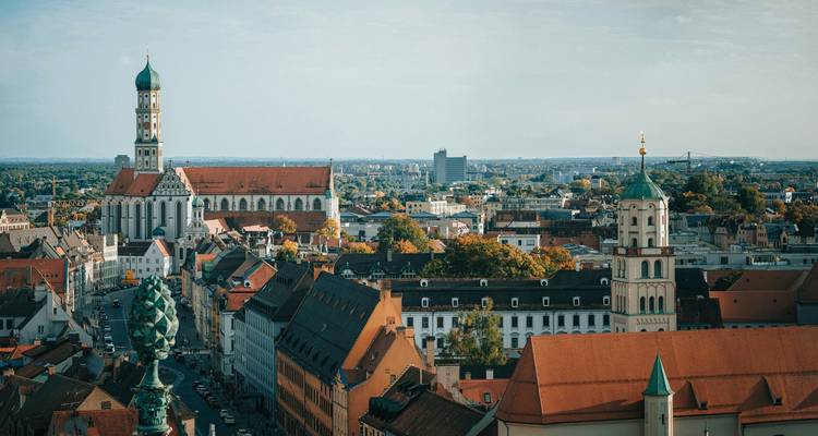 Luchtfoto van een stad met een opvallende kerk en rode daken.