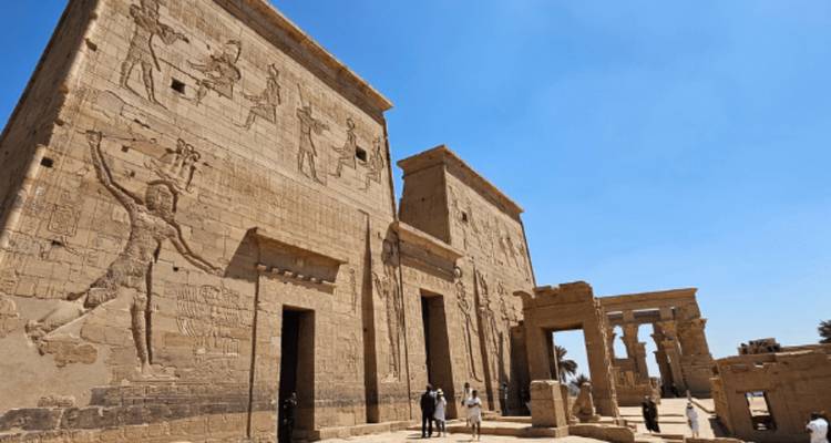 Sculptures détaillées sur les murs d'un temple égyptien antique.