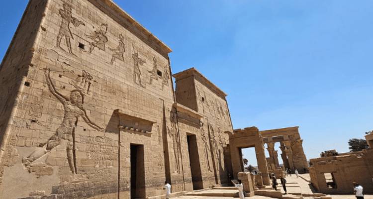 Temple égyptien antique avec des murs sculptés.