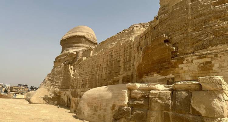 Le Grand Sphinx partiellement vu de côté.