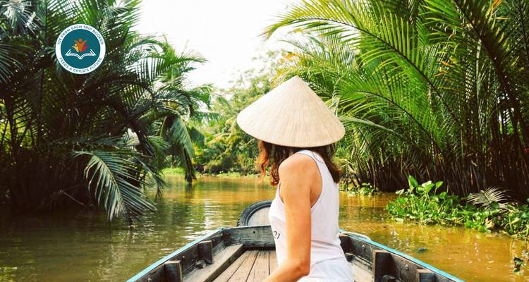 Personne dans un bateau dans une scène de rivière luxuriante avec un filigrane de logo