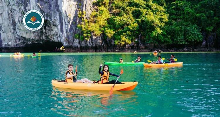 Kayak en groupe dans des eaux claires avec des falaises and un filigrane de logo