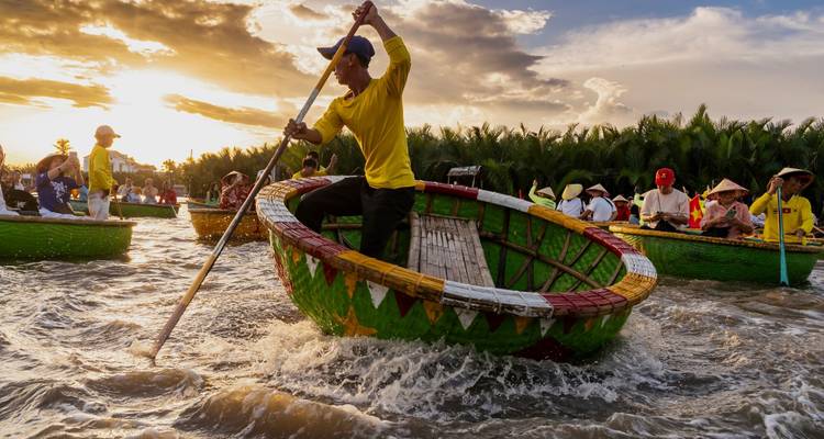 Personne dirigeant un bateau-panier au milieu d'éclaboussures d'eau au coucher du soleil