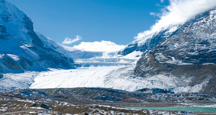 Schneebedeckter Berg und Gletscher unter einem strahlend blauen Himmel.