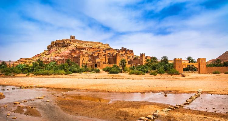 Ait Benhaddou in der Wüste mit blauem Himmel.