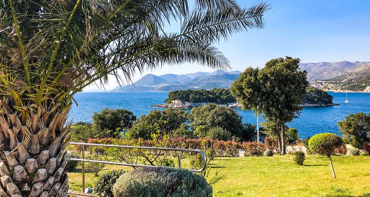 Jardín exuberante con vista al mar Adriático e islas lejanas.