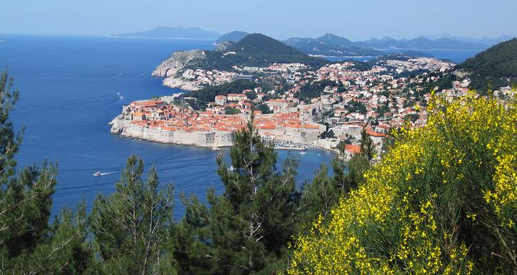 Vista aérea del Casco Antiguo de Dubrovnik junto al mar.