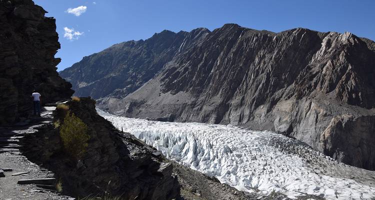 Glacier avec de hautes montagnes rocheuses en arrière-plan.