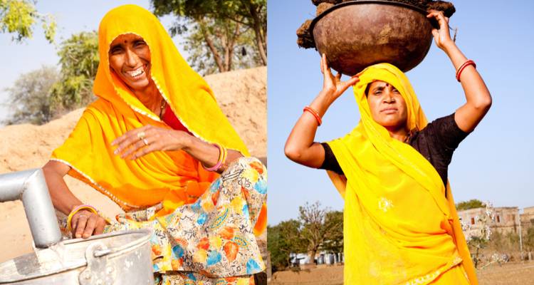 Deux femmes souriantes, l'une portant un pot sur sa tête.