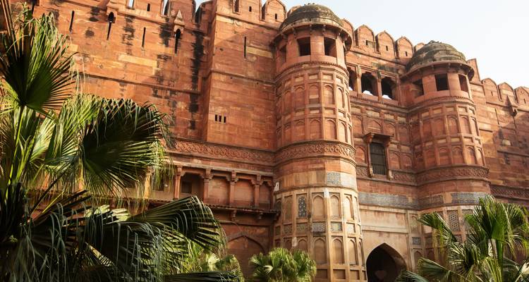 Structure du fort rouge entourée de verdure.