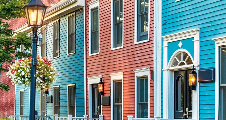Casas coloridas en un pueblo pequeño con una farola vintage.
