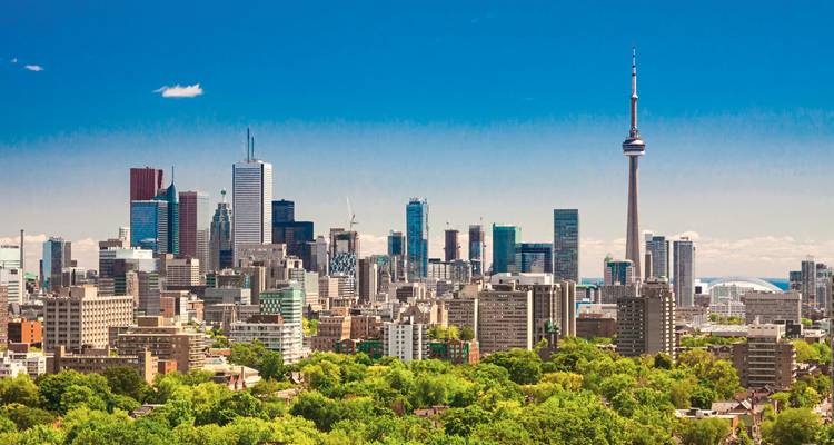 Toronto-Skyline tagsüber mit dem CN Tower und den umliegenden Gebäuden.