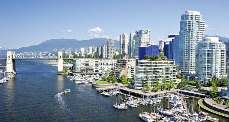 Stadtlandschaft von Vancouver mit Wasser, Gebäuden und Bergen.