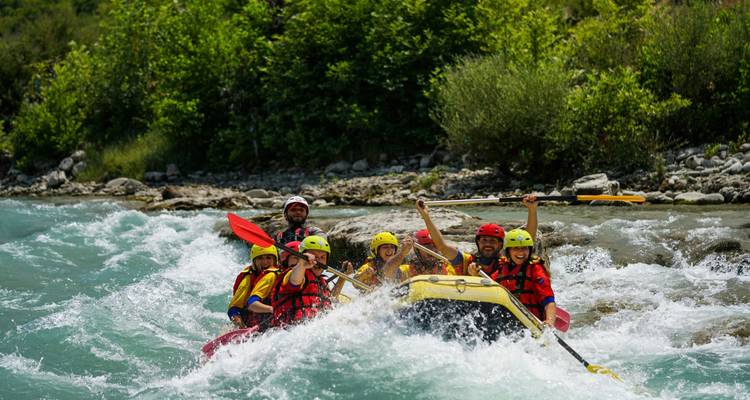 Groupe de personnes faisant du rafting sur une rivière.