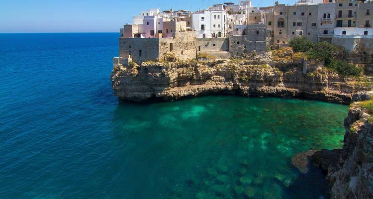 Ville côtière surplombant une magnifique mer bleue.