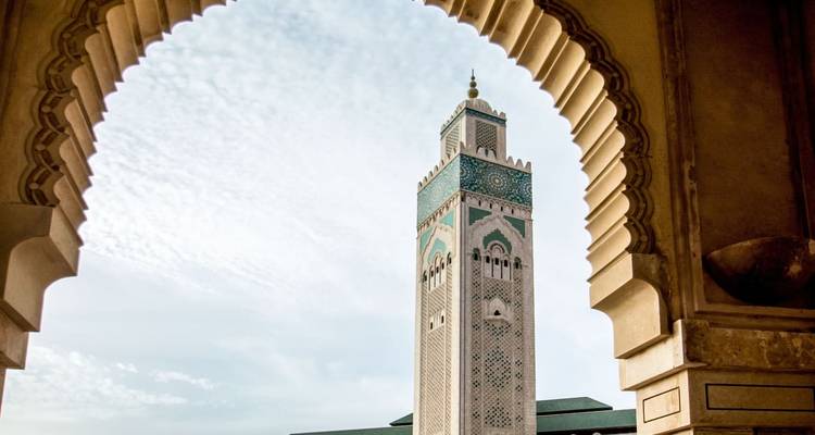 Mosquée Hassan II encadrée par une arche à Casablanca.