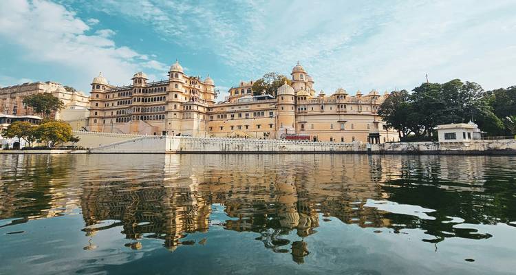 Vue majestueuse d'un palais au bord de l'eau avec des reflets.