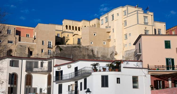 Des bâtiments colorés sur une colline sous un ciel bleu.