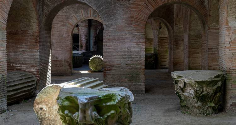 Ruines de voûtes en brique avec la lumière qui filtre à travers.