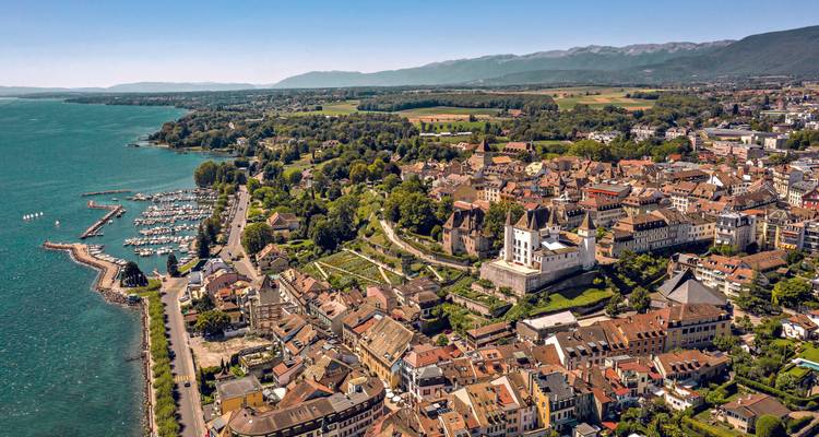 Vue aérienne de Prangins avec un château et bord de lac.