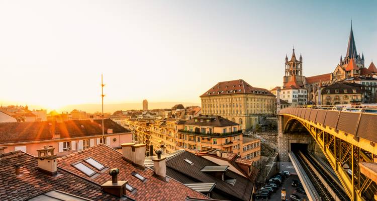 Paysage urbain de Lausanne avec une vue de coucher de soleil sur les toits.