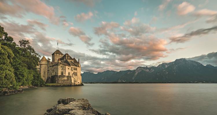 Château de Chillon sur le lac Léman avec les montagnes en arrière-plan.