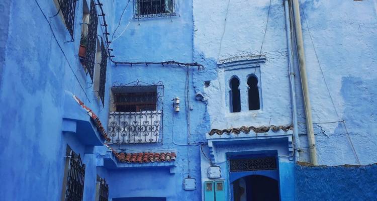 Un gros plan de bâtiments bleus à l'architecture traditionnelle.