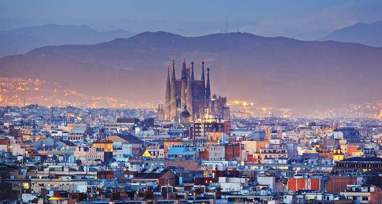 Paysage urbain de Barcelone avec la Sagrada Familia au loin.