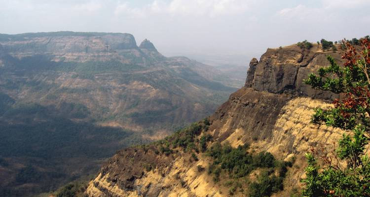 Vue panoramique des montagnes sous un ciel bleu dégagé.